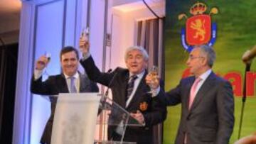 Cardenal y Blanco brindan con Gonzaga Escauriaza, presidente de la Federación. Ambos coincidieron el jueves en la cena de la Gala del Golf.