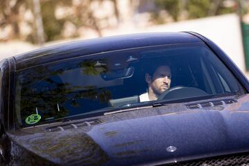 Leo Messi en su vehículo personal llegando a la Ciudad Deportiva del Barça para realizarse las pruebas. 
