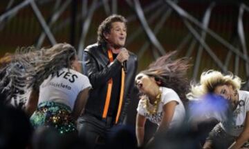 Carlos Vives recibió dos premios Latin Grammy por la canción 'La Bicicleta', que interpreta con Shakira. La ceremonia fue en la noche del jueves en el T-Mobile Arena de Las Vegas, allí el cantante samario homenajeó a los ciclistas colombianos.