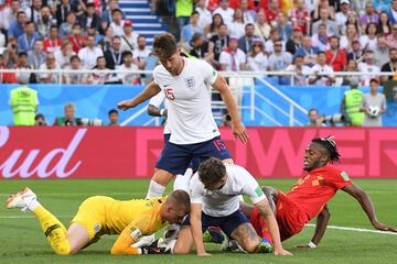 El portero ingls Jordan Pickford trata de atrapar un baln ante Michy Batshuayi. 