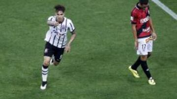 Paolo Guerrero celebra uno de los goles ante Cristian Gonz&aacute;lez