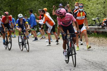 El Team Ineos Grenadiers sabía lo que estaba en juego en las dos últimas etapas de alta montaña. Mantener las diferencias en la general era el objetivo y se logró. En la etapa 19, Egan entró de tercero, mientras que en la 20 fue segundo. Aunque los ganadores fueron sus más inmediatos perseguidores, las diferencias no fueron muchas y así, el nuevo campeón llegó con casi 2 minutos de ventaja a la contrarreloj individual. Los gregarios entendieron su trabajo y lo hicieron siempre en función de su líder. 