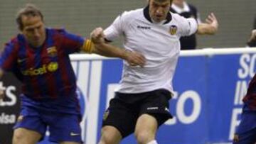 <b>INTENSIDAD. </b>Víctor Muñoz y Ezquerro tratan de frenar a Romero.