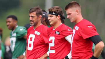 FLORHAM PARK, NEW JERSEY - JULY 20: (L-R) Aaron Rodgers #8, Zach Wilson #2 and Tim Boyle #7 of the New York Jets run drills during training camp at Atlantic Health Jets Training Center on July 20, 2023 in Florham Park, New Jersey.   Mike Stobe/Getty Images/AFP (Photo by Mike Stobe / GETTY IMAGES NORTH AMERICA / Getty Images via AFP)