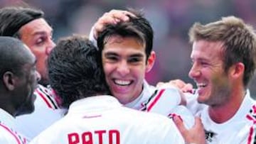 <b>GALÁCTICOS. </b>Beckham felicita a Kaká tras uno de sus dos goles. Pato, Maldini y Seedorf, lo festejan.