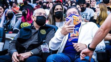 Miguel Herrera visita a Fuerza Regia en el tercer partido de las Finales LNBP