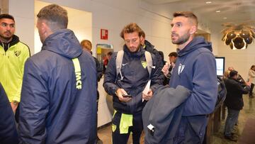 Baysse y Borja Bast&oacute;n, anoche a su llegada al hotel de concentraci&oacute;n del M&aacute;laga en Vitoria.