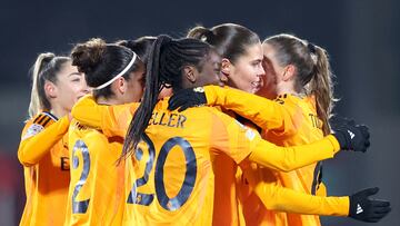 Glasgow (United Kingdom), 11/12/2024.- Signe Bruun (2R) of Real Madrid celebrates with teammates after scoring the opening goal during the UEFA Women's Champions League match between Celtic FC and Real Madrid in Glasgow, Great Britain, 11 December 2024. (Liga de Campeones, Gran Bretaña, Reino Unido) EFE/EPA/ROBERT PERRY