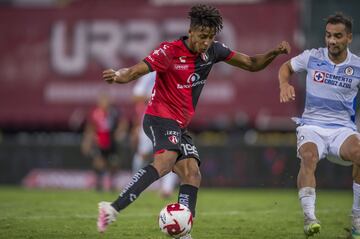 Los rojinegros siguen de capa caída. No importa cuando leas esto. Sin embargo, este club sigue produciendo buenos prospectos en sus fuerzas básicas. Jonathan Herrera es uno de los ejemplos más claros. El delantero originario de Culiacán, Sinaloa, ha funcionado como revulsivo durante la era de Diego Cocca. En el Guardianes 2021 ha jugado cuatro encuentros y ha anotado el único gol de los Zorros en el certamen.