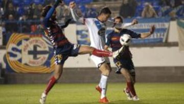 Oriol Riera pelea un bal&oacute;n con Fran Cruz y Jordi Mars&oacute;, durante el partido entre el Llagostera y el Deportivo de la Coru&ntilde;a