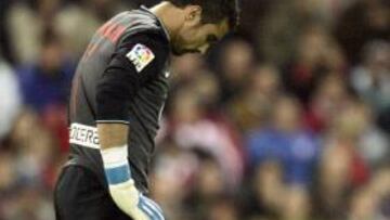 <b>DESOLADO.</b> Asenjo, cabizbajo, durante el derbi frente al Real Madrid.