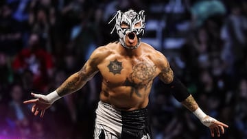 Rey Fénix en una lucha en AEW.