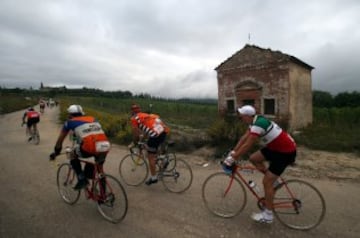 La carrera se creó en 1997 para salvaguardar la Strade Bianche de la Toscana. Empieza y termina en Gaiole, pueblo de la provincia de Siena.