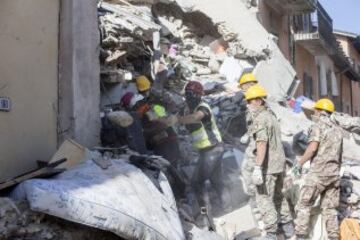 ITA65 AMATRICE (ITALIA) 24/08/2016.- Soldados italianos y miembros del equipo de emergencia de Amatrice buscan supervivientes entre los escombros, en el centro de Italia, hoy, 24 de agosto de 2016. Al menos 38 personas han muerto y decenas se encuentran desaparecidas a causa del terremoto de 6,0 grados de magnitud en la escala abierta de Richter que ha sacudido el centro de Italia en la madrugada de hoy, informó la Protección Civil italiana. EFE/Massimo Percossi