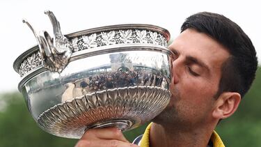 Novak Djokovic posa con el trofeo de Roland Garros.