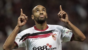 Kanoute celebra un gol durante un partido entre Sevilla y Atl&eacute;tico de Madrid. 