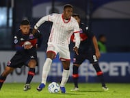 America de Cali's forward #17 Jan Lucumi (R) controls the ball past Tigre's midfielder #05 Bruno Leyes (L) during the Copa Sudamericana group stage football match between Argentina's Tigre and Colombia's America de Cali at the Jose Dellagiovanna stadium in Victoria, Buenos Aires province, Argentina on April 30, 2026. (Photo by Alejandro PAGNI / AFP)