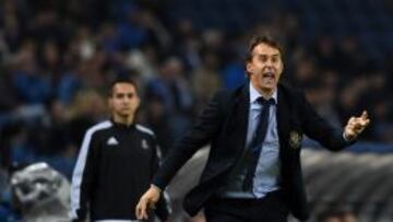 Lopetegui da instrucciones en la zona técnica.