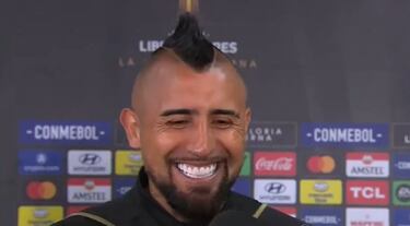 Valdivia le pregunta a Vidal si merece estar en la Roja y así reacciona el volante de Colo Colo