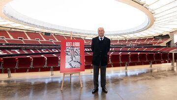 Adelardo posa junto a la imagen que ilustrará el próximo carné del Atlético.