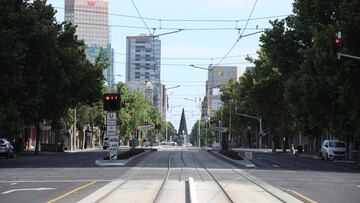 ADELAIDE, AUSTRALIA - NOVEMBER 20: A General view of King William Street on November 20, 2020 in Adelaide, Australia. South Australian premier Steven Marshall has imposed lockdown restrictions across the state for six days as health authorities work to contain an outbreak of COVID-19 in the community. The new restrictions came into effect at 12:01 on Thursday 19 November, with all South Australians required to stay home for the next six days and only able to leave home for essential purposes. People cannot leave their homes to exercise and only one person per household can visit a supermarket per day. All schools are closed except for children of essential workers and vulnerable children while childcare will be open only to essential workers. Aged care and residential disability care is in lockdown. Takeaway food outlets, restaurants, bars, cafes, pubs and other food venues are closed and non-essential business and industry will shut down while weddings and funerals will be banned for six days. The use of face masks or face coverings outside the home are encouraged but not mandatory. (Photo by Kelly Barnes/Getty Images) ***BESTPIX***
