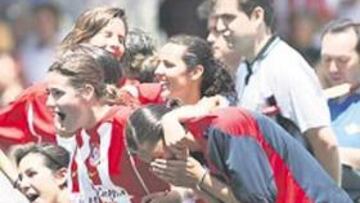 <b>UNA PIÑA. </b>Las rojiblancas se fundieron en un abrazo al final.