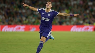 Valladolid&#039;s Spanish midfielder Sergio Guardiola Navarro celebrates after scoring a goal during the Spanish League football match between Real Betis and Real Valladolid at the Benito Villamarin Stadium in Sevilla on August 18, 2019. (Photo by CRISTIN