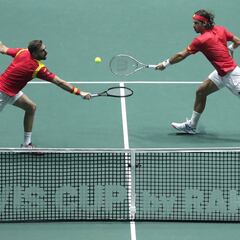 Nadal y el dobles tumban a Rusia en la 'sesión golfa'