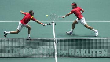 Nadal y el dobles tumban a Rusia en la 'sesión golfa'