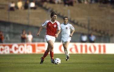 Uno de los miembros de la selección danesa que se ganó el apodo de ‘La Dinamita Roja’, Michael Laudrup conjuntaba eficacia, elegancia y plasticidad con un juego sencillo, directo, que parecía de fácil elaboración y era justamente todo lo contrario. Llegó al Madrid procedente del Barcelona, donde no quiso renovar, provocando el enfado de Cruyff, que le apartó de poder jugar la final de la Champions de 1994. Estuvo dos temporadas (desde 1994 hasta 1996), ganando la Liga (1994-1995) que servía para romper el dominio del Barcelona. Con la selección danesa acudió a tres ediciones de la Eurocopa: 1984, 1988 y 1996. Jugó 10 partidos y anotó un gol: en su último encuentro ante Turquía en 1996. No acudió a la de 1992, donde la selección de su país se proclamó campeona del torneo al estar enfrentado al entonces seleccionador Richard Möller-Nielsen…