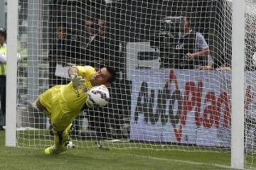 FECHA 11: Colo Colo mantuvo la hegemonía ante la U en el Monumental. Sin hacer un buen partido, el Cacique anotó en los momentos justos y derrotó por 2-0 a los azules. Beausejour y Paredes hicieron los goles y Villar contuvo un penal a Rubio.  