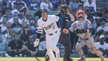 Los Angeles (United States), 14/10/2024.- Dodgers Shohei Ohtani (L) reacts to flying out as Mets Francisco Alvarez (R) fields the ball during the fifth inning of game two of the Major League Baseball (MLB) National League Championship Series between the New York Mets and the Los Angeles Dodgers in Los Angeles, California, 14 October 2024. The National League Championship Series is the best-of-seven games and the winner will face the winner of the American League Championship Series in the World Series. (Liga de Campeones, Nueva York) EFE/EPA/ALLISON DINNER
