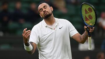 Nick Kyrgios se lamenta tras un punto durante su partido ante Ugo Humbert en primera ronda de Wimbledon 2021 en el The All England Tennis Club de Wimbledon, suroeste de Londres.
