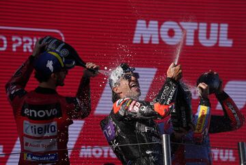 Jorge Martin celebra su triunfo en el Mundial bañado en prosecco por Francesco Bagnaia, ganador de la carrera de hoy, y subcampeón del mundo.