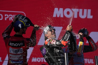 Jorge Martin celebra su triunfo en el Mundial bañado en prosecco por Francesco Bagnaia, ganador de la carrera de hoy, y subcampeón del mundo.