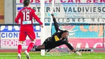 <b>IMPOTENCIA. </b>Kameni realiza una estirada inútil y se limita a ver, con impotencia, cómo se cuela en su portería el segundo gol del Poli Ejido, obra de Juli.