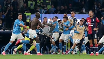 Napoli's Belgian forward #11 Romelu Lukaku (2-L) celebrates with his teammates after scoring his team's second goal during the Italian Serie A football match between Napoli and Cagliari at the Diego Armando Maradona stadium in Naples on May 23, 2025. (Photo by Carlo Hermann / AFP)
