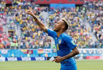 Brasil 2-0 Costa Rica | Douglas Costa dejó el balón para Neymar que solamente la tuvo que empujar.
