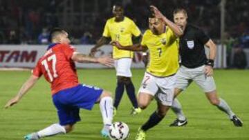 Ecuador&#039;s midfielder Jefferson Montero (R) vies for the ball with Chile&#039;s defender Gary Medel during the Copa America inauguration football match at the Nacional stadium in Santiago, on June 11, 2015.   AFP PHOTO / LUIS ACOSTA