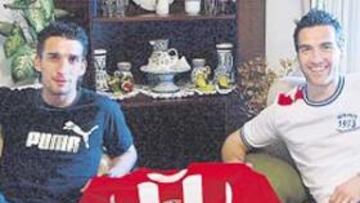 <b>EN CASA. </b>Antonio Moreno, izq., y Falcón, ayer en su salón. Ambos ya son de Primera.