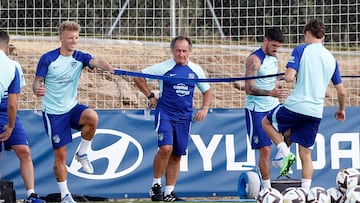 El Profe Ortega en un entrenamiento del Atlético de Madrid.