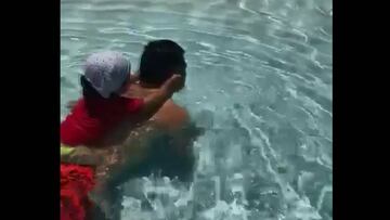 El tierno jugueteo de Medel junto a su hija en la piscina