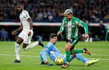 El jugador del Real Betis, Cucho Hernández, marca el 3-1 al Real Madrid. 