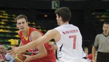 <b>DESTACADO. </b>Joan Tomás trata de superar el marcaje de Vieider.