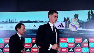 Real Madrid's new Spanish goalkeeper Kepa Arrizabalaga followed by Real Madrid Director of Football Emilio Butragueno (L) arrives for his official presentation at Valdebebas Sport City in Madrid on August 15, 2023. (Photo by JAVIER SORIANO / AFP)