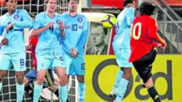 <b>AL PALO. </b>Parejo lanza esta falta al palo. Luego vinieron otros tres.