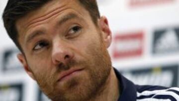 El centrocampista del Real Madrid, Xabi Alonso, durante la rueda de prensa que ha ofrecido hoy en Valdebebas tras el entrenamiento que ha realizado el equipo de cara al partido de vuelta de octavos de final de la Copa del Rey frente al Celta.