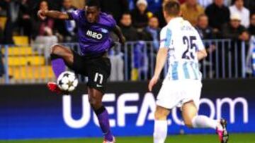 Silvestre Varela ante el defensa del Málaga Vitorino Gabriel Antunes durante el partido de Champions contra el Oporto el 13 de marzo.