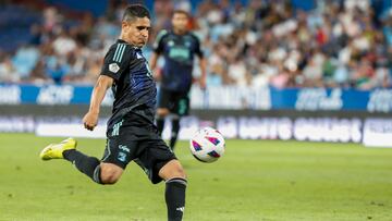 ZARAGOZA, 03/08/2023.- El centrocampista del Millonarios Daniel Cataño chuta para marcar su gol durante el partido amistoso que Real Zaragoza y Millonarios disputan hoy jueves en el estadio de La Romareda, en Zaragoza. EFE/JAVIER BELVER
