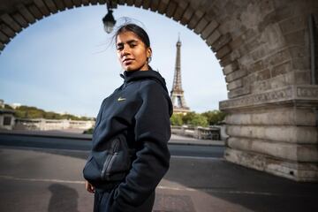 India posa con la Torre Eiffel al fondo durante la Red Bull BC One.
